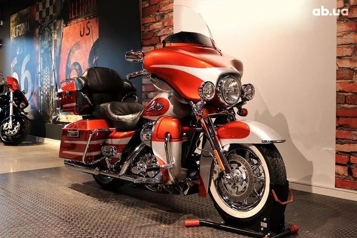 Harley-Davidson FLHTCU  Image 1